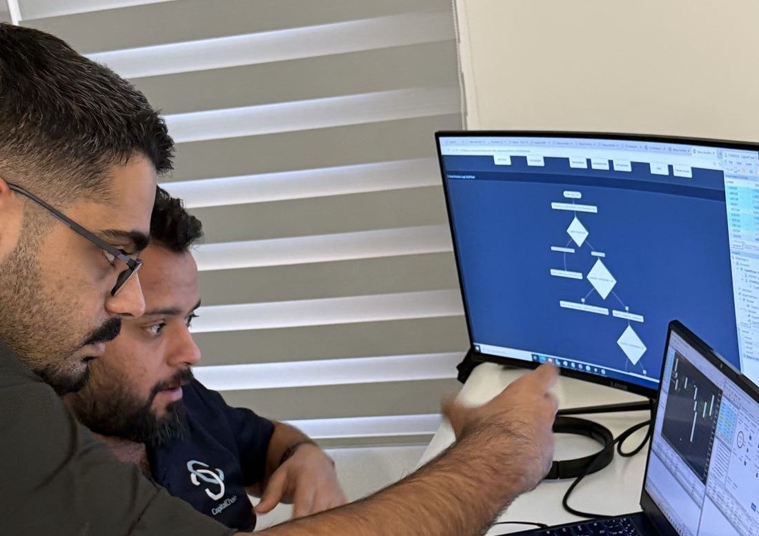 مجتبی حسینی (مونتانا) در حال توضیح استراتژی معاملاتی به همکارش در دبی